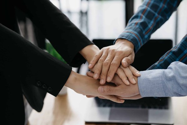 Quelle est la meilleure façon de coordonner des bijoux minimalistes avec une tenue décontractée chic ?
